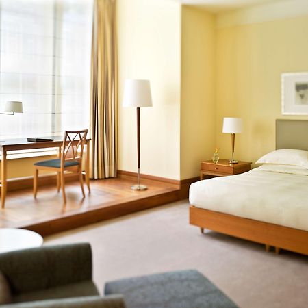 Hotel Conrad Hamburgo Habitación foto A room at the hotel