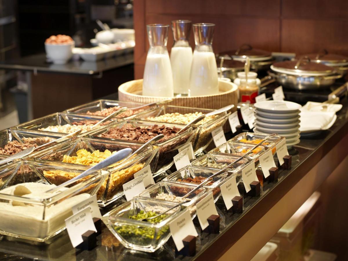 Hotel Conrad Hamburgo Exterior foto A selection of cereals at a breakfast buffet