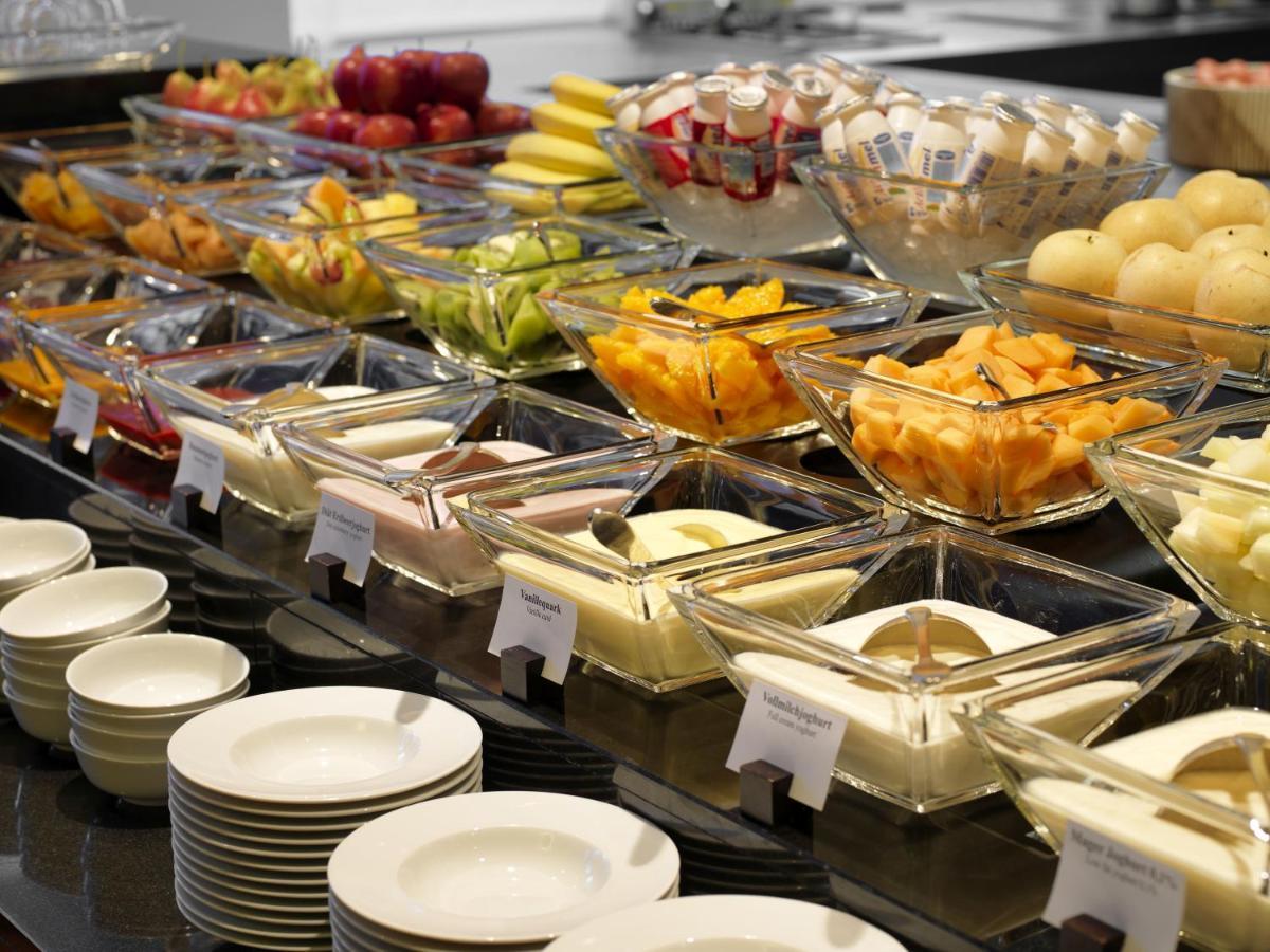 Hotel Conrad Hamburgo Exterior foto A buffet of fruit and cheese