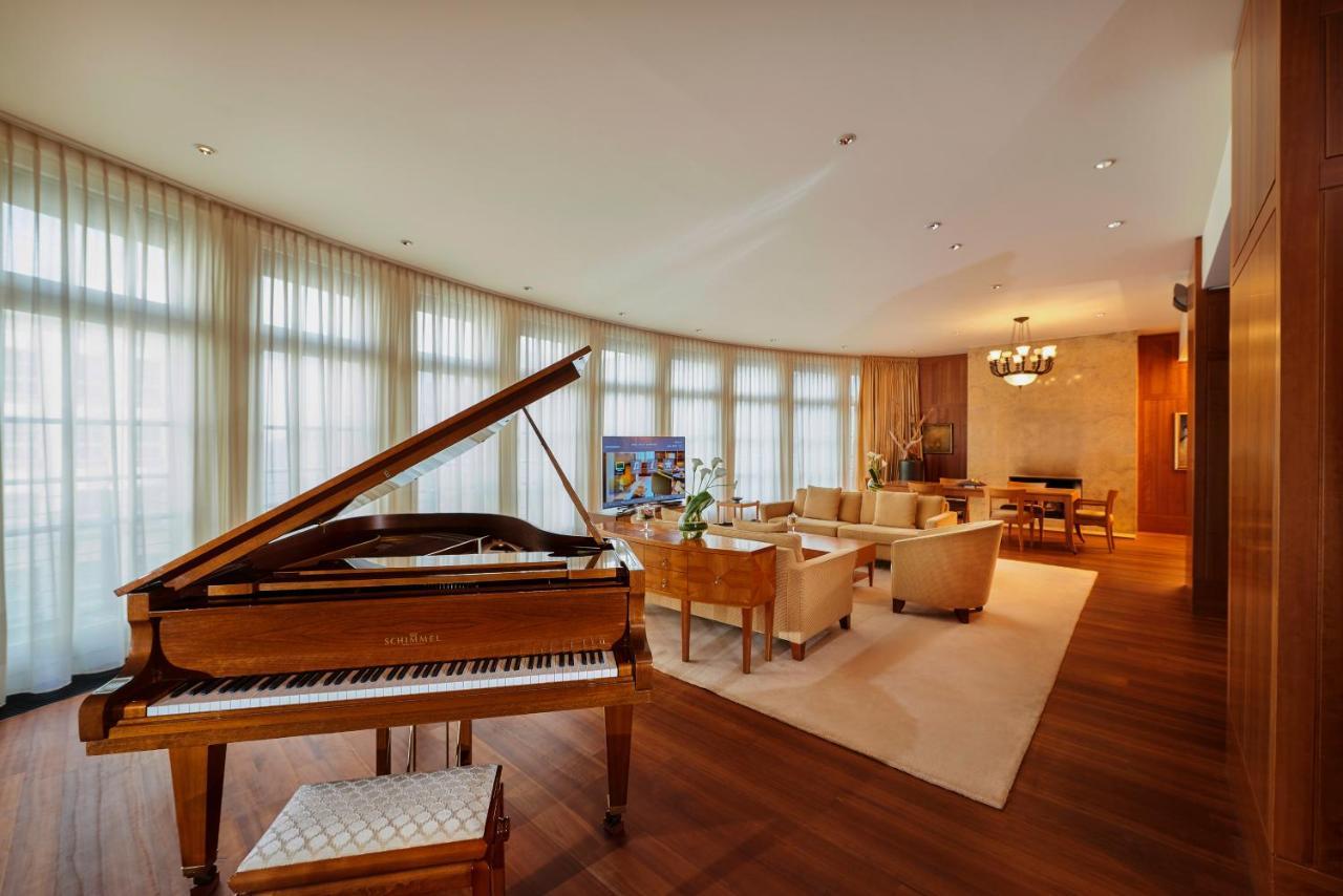Hotel Conrad Hamburgo Exterior foto A living room in a suite at the Mandarin Oriental, Munich