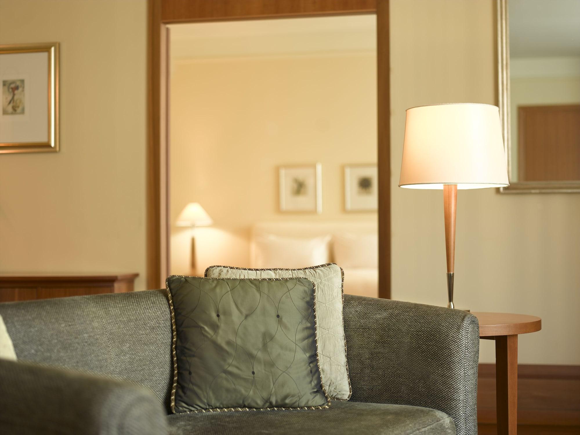 Hotel Conrad Hamburgo Exterior foto A room at the hotel