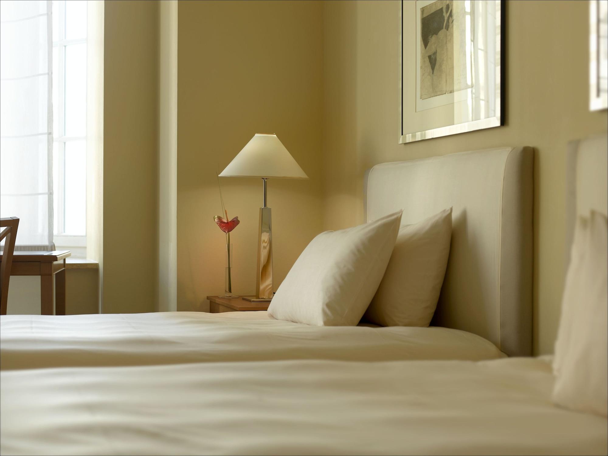 Hotel Conrad Hamburgo Exterior foto A bedroom at the hotel