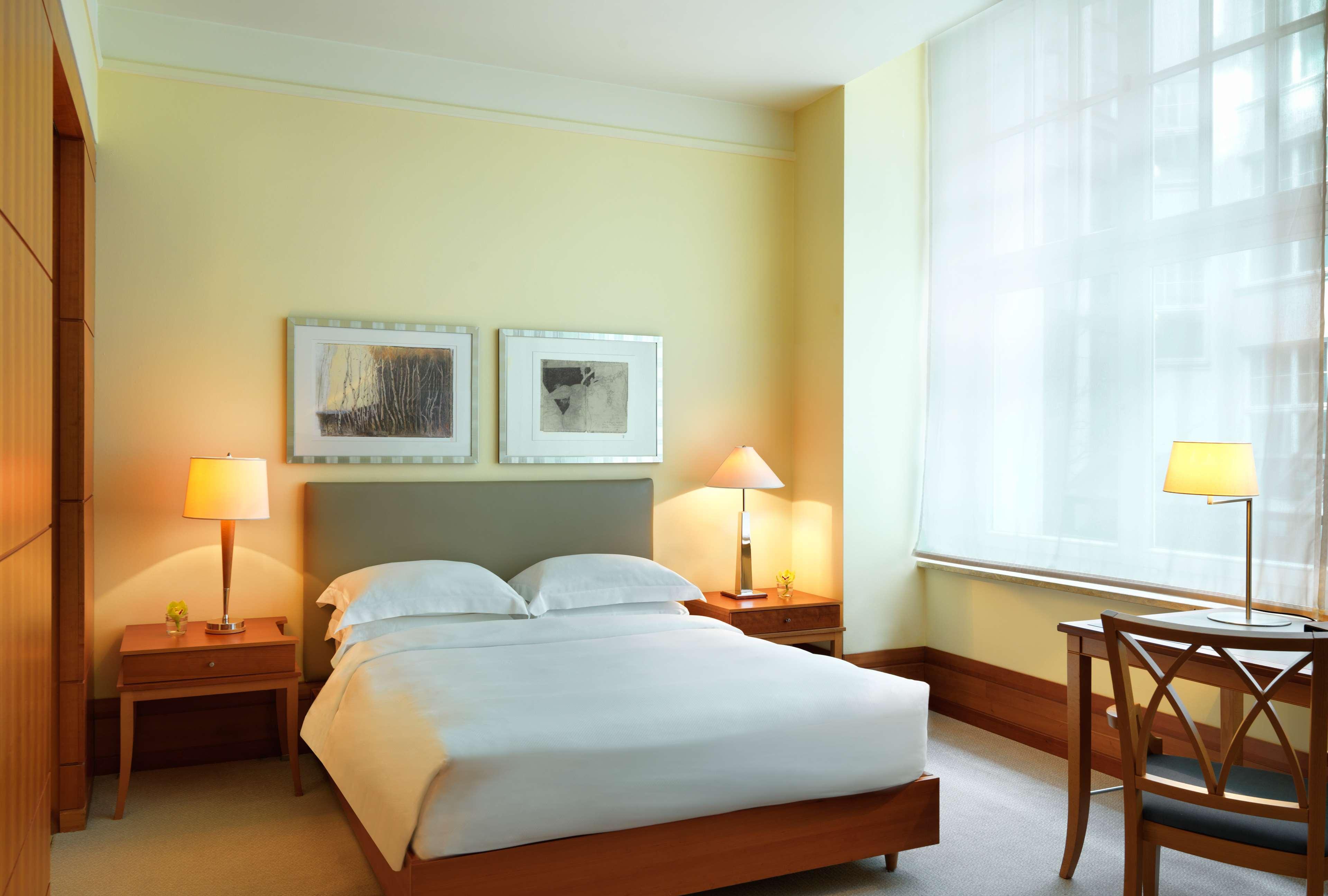 Hotel Conrad Hamburgo Exterior foto A room at the hotel