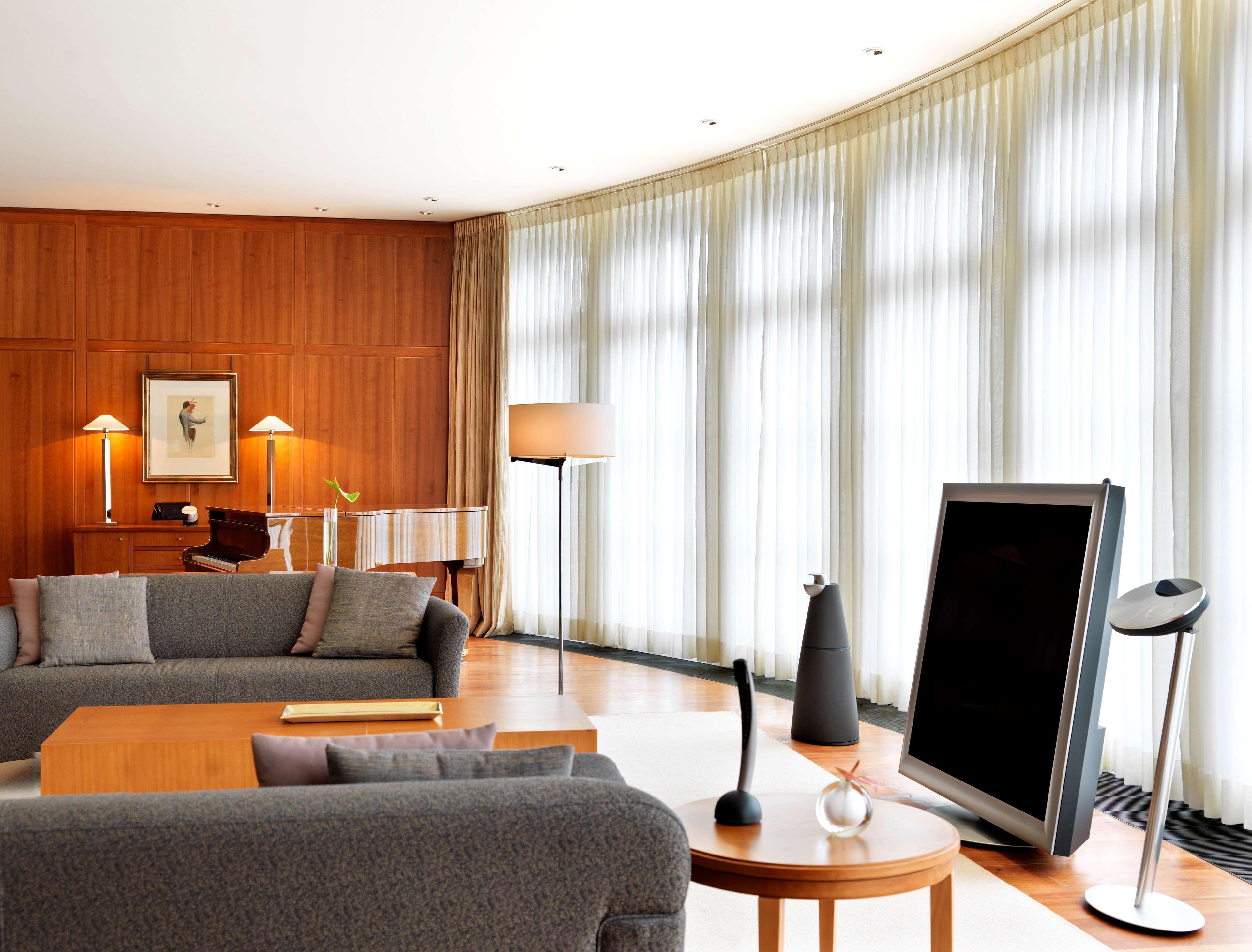 Hotel Conrad Hamburgo Habitación foto A living room with a television