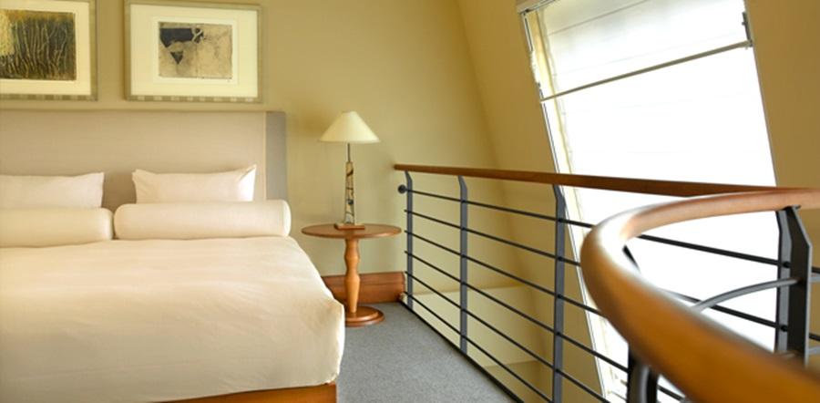 Hotel Conrad Hamburgo Exterior foto A room at the hotel