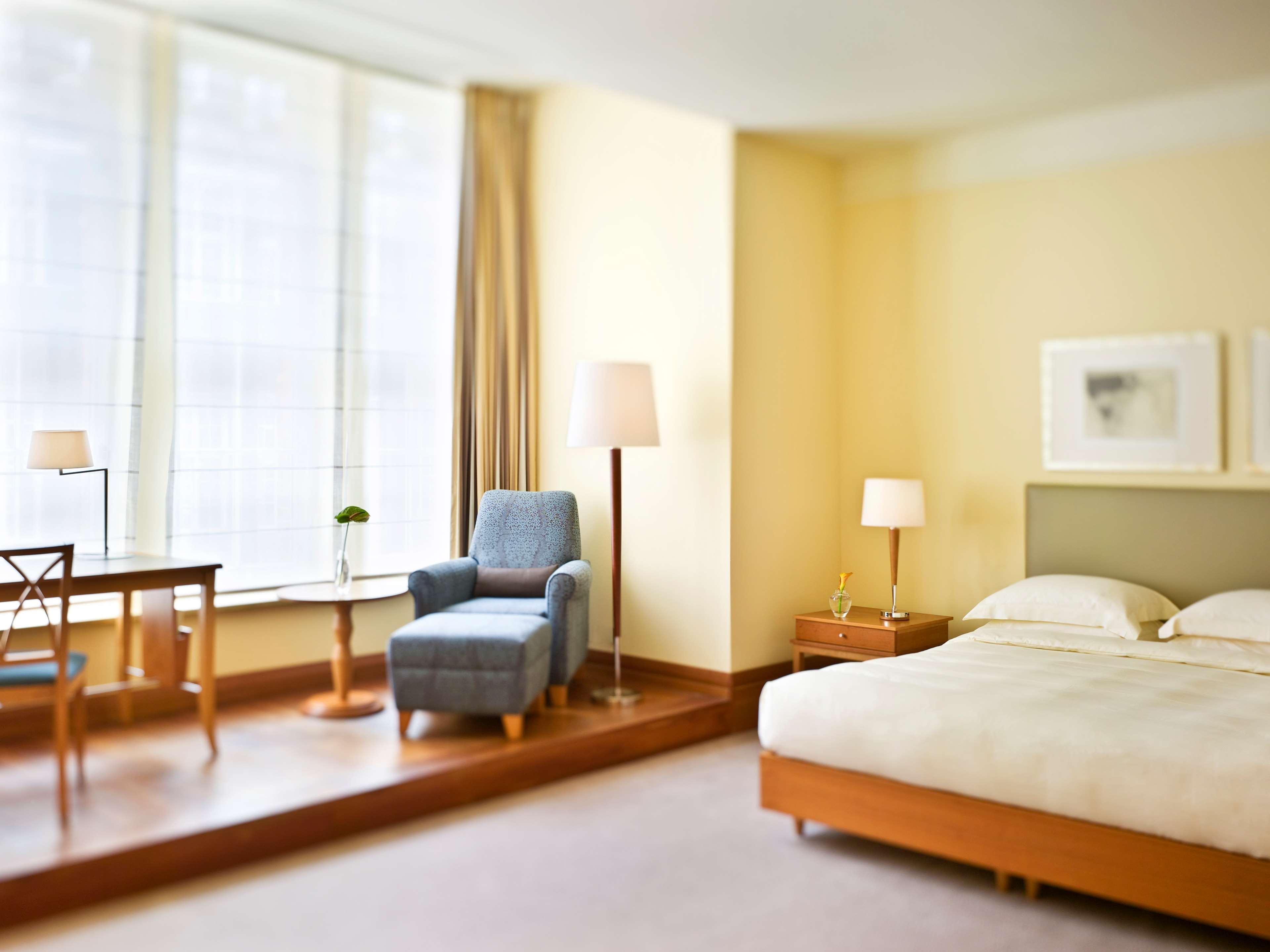 Hotel Conrad Hamburgo Exterior foto A room at the hotel